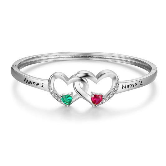 Pulsera personalizada con corazón entrelazado en color plata y dos piedras de nacimiento con nombre grabado.