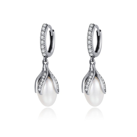 Pendientes colgantes de perlas de agua dulce con pétalos de flor en plata de ley 925