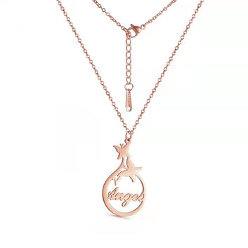 Collar con nombre personalizado de acero inoxidable, sencillo y moderno, con colgante de mariposas.